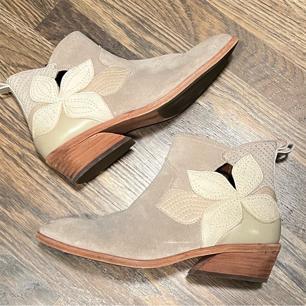 💮 FRYE Farrah Floral Gray & Cream Suede Bootie Size 8.5